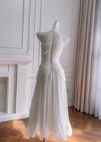 Elegante vestido de fiesta blanco de gasa plisada con cuello halter y perlas en forma de A para vacaciones