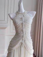 Elegante vestido de fiesta blanco de gasa plisada con cuello halter y perlas en forma de A para vacaciones