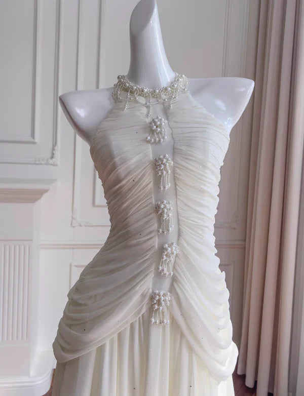 Elegante vestido de fiesta blanco de gasa plisada con cuello halter y perlas en forma de A para vacaciones