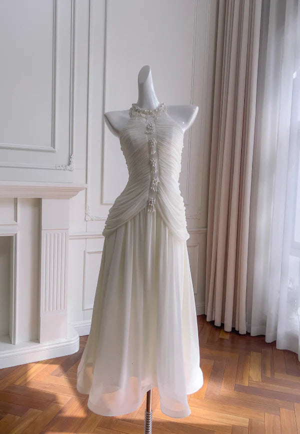 Elegante vestido de fiesta blanco de gasa plisada con cuello halter y perlas en forma de A para vacaciones