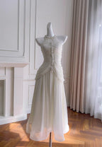 Elegante vestido de fiesta blanco de gasa plisada con cuello halter y perlas en forma de A para vacaciones