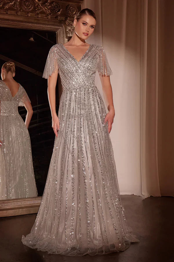 Bezauberndes Cinderella Divine Kurzarm-Abendkleid mit V-Ausschnitt am Rücken, bodenlang