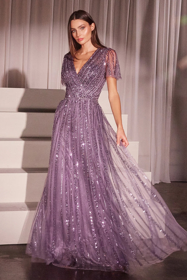 Bezauberndes Cinderella Divine Kurzarm-Abendkleid mit V-Ausschnitt am Rücken, bodenlang