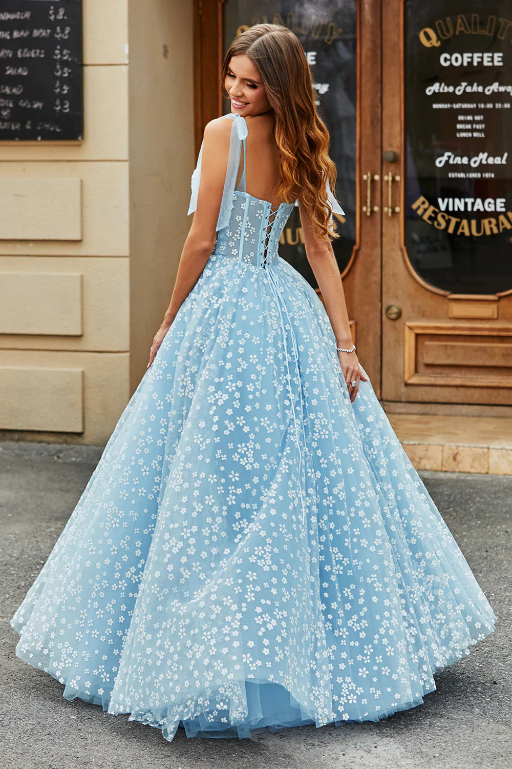 Romantisches, himmelblaues A-Linien-Abendkleid mit Spaghettiträgern und Korsettmuster sowie Blumenmuster