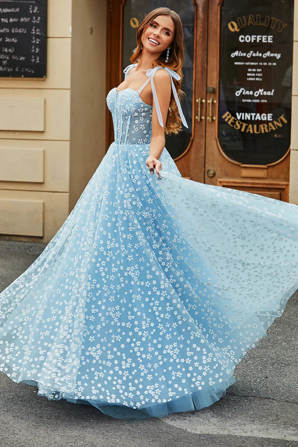 Romantisches, himmelblaues A-Linien-Abendkleid mit Spaghettiträgern und Korsettmuster sowie Blumenmuster
