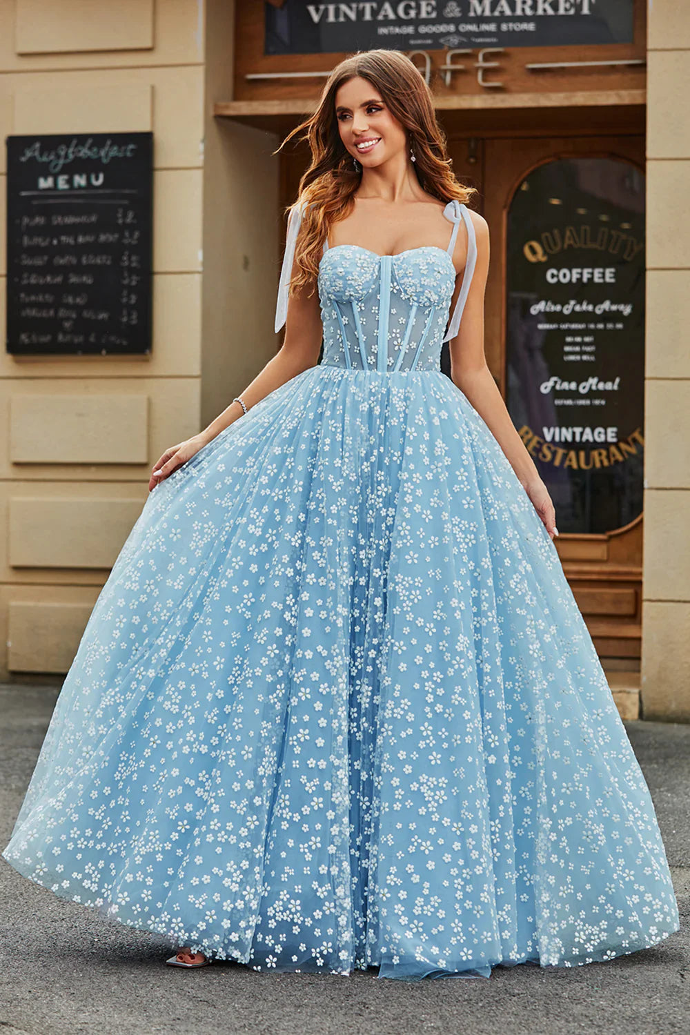 Romantisches, himmelblaues A-Linien-Abendkleid mit Spaghettiträgern und Korsettmuster sowie Blumenmuster