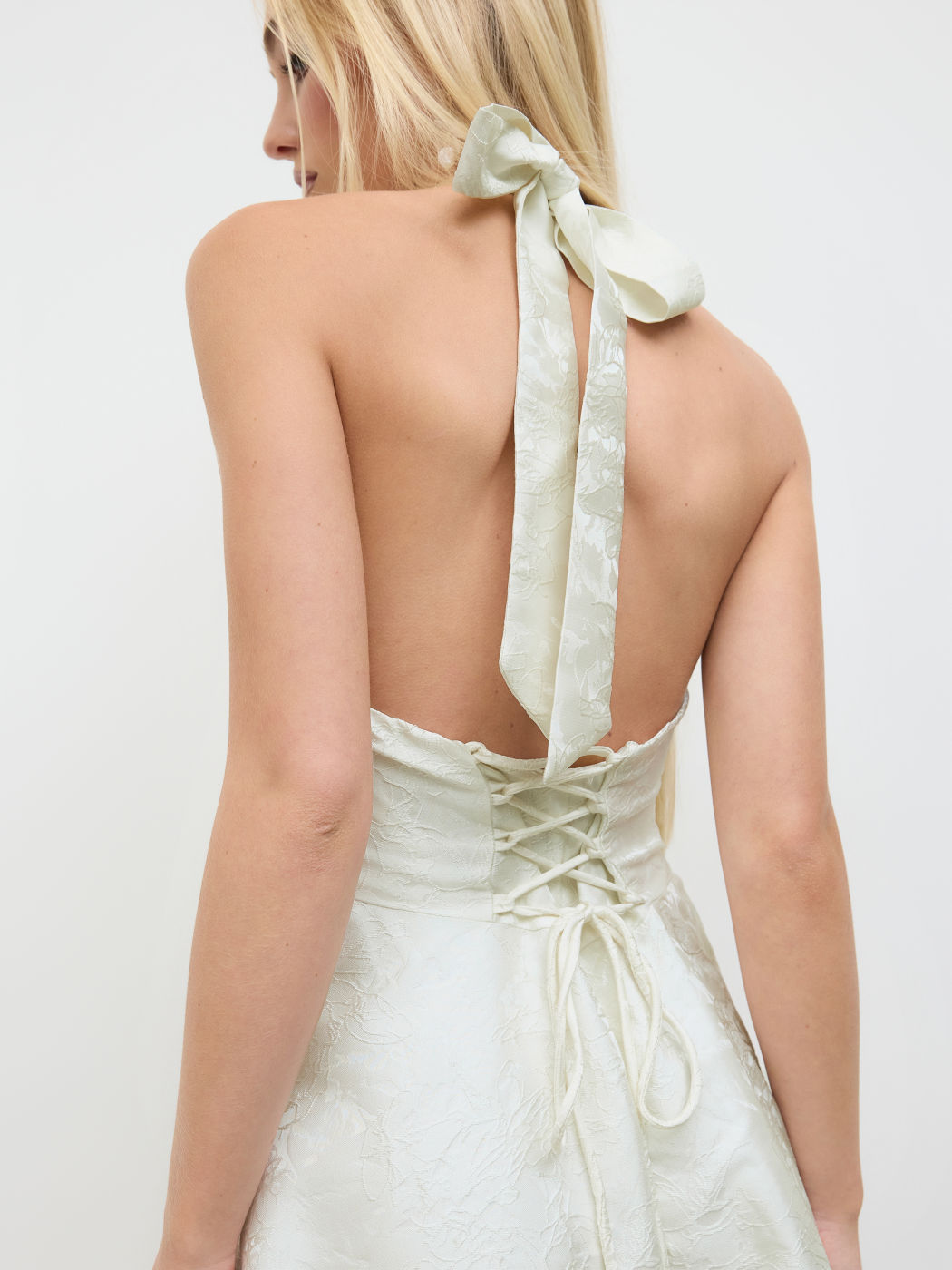 Vestido largo elegante de jacquard con cuello halter, sin mangas y estampado floral con cordones