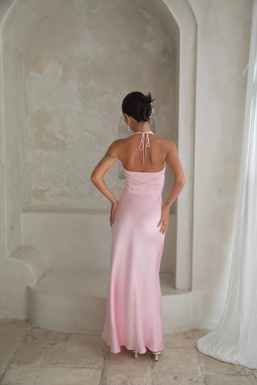 Elegantes Neckholder-Maxikleid mit V-Ausschnitt und rückenfreiem Schnitt, rosafarbenes Ballkleid