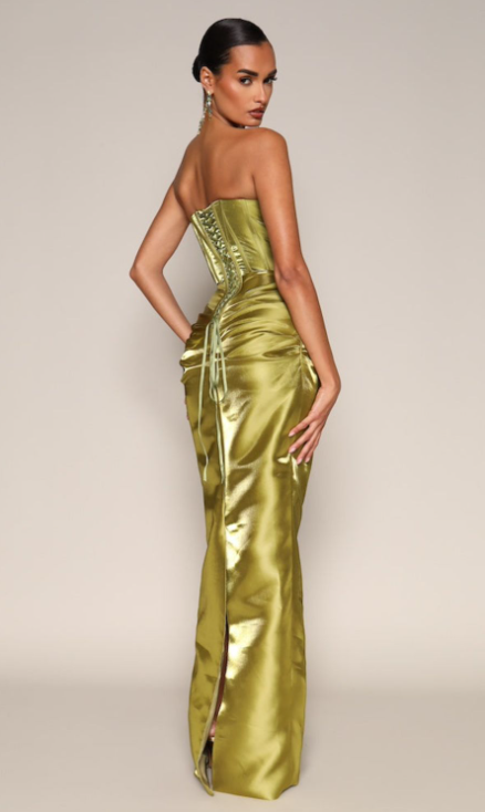 Vestido de fiesta elegante sin tirantes con corsé fruncido y abertura