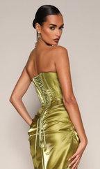 Vestido de fiesta elegante sin tirantes con corsé fruncido y abertura