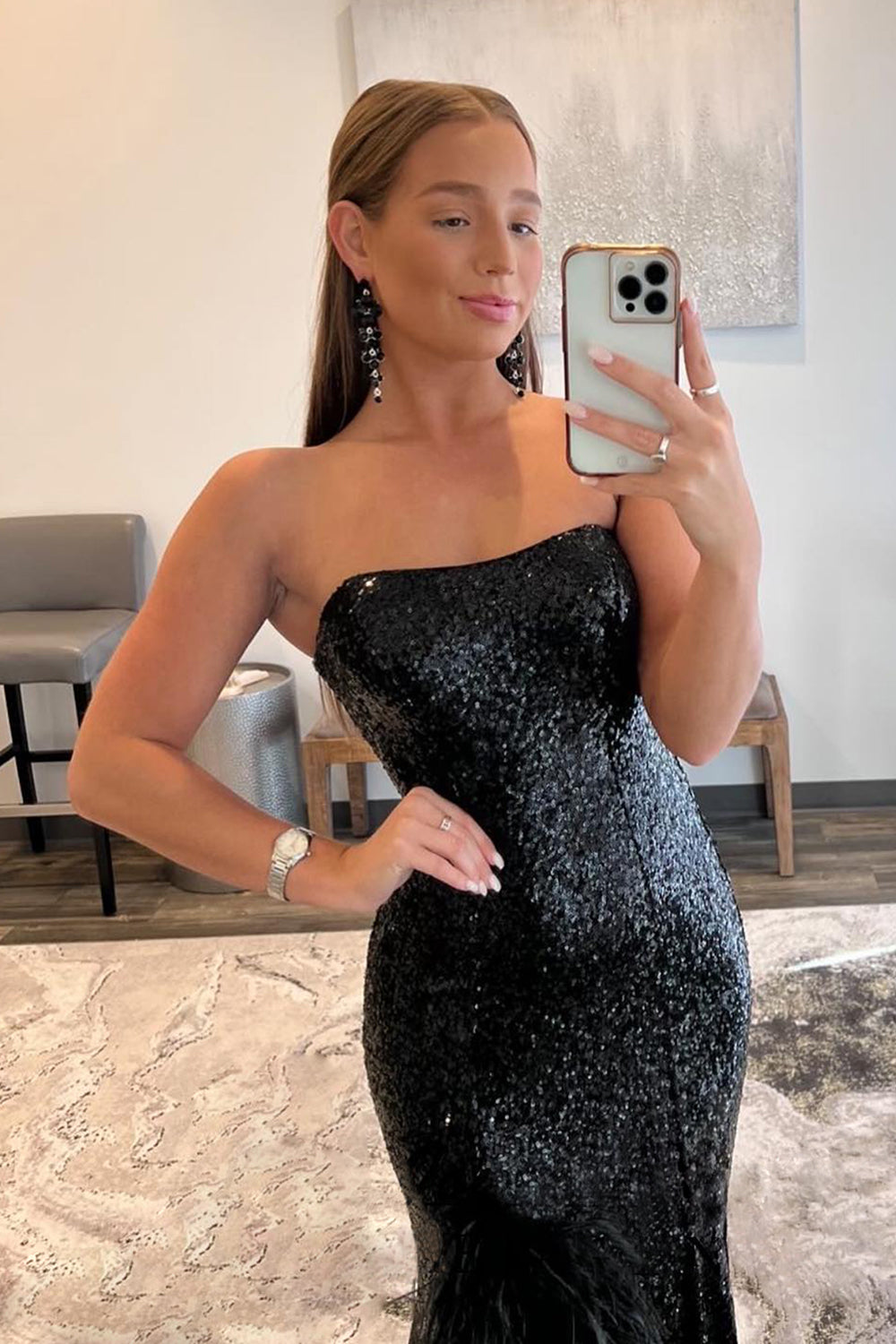 Vestido de fiesta largo de sirena sin tirantes con lentejuelas negras y plumas