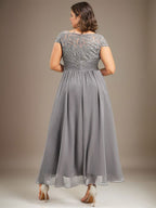 A-Linien-Kleid aus Chiffon mit asymmetrischem, plissiertem Spitzeneinsatz und Illusion-Ausschnitt für die Mutter der Braut 