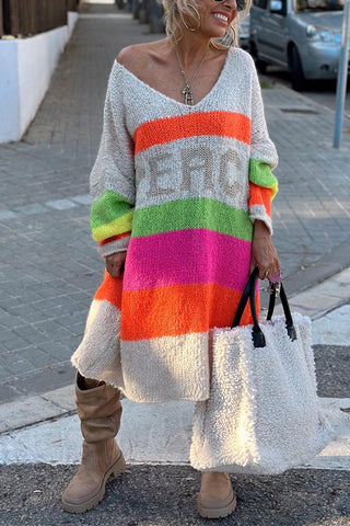 Vestido estilo suéter a media pierna con cuello en V y estampado de letras de Meridress