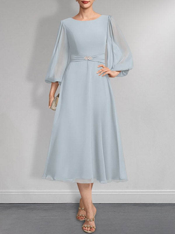 A-Linien-Chiffonkleid in Teelänge für die Mutter der Braut mit Kristallbrosche und Falten