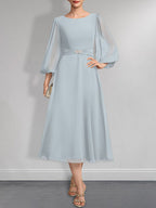 A-Linien-Chiffonkleid in Teelänge für die Mutter der Braut mit Kristallbrosche und Falten