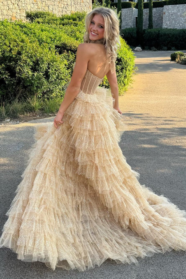 A-Linien-Abendkleid aus glitzerndem Tüll, trägerlos und mit Rüschen