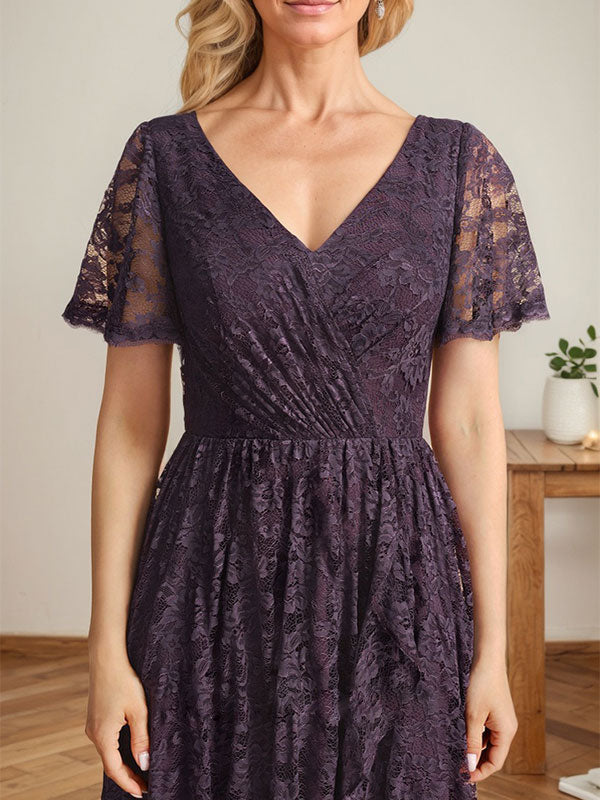 A-Linien-Kleid mit V-Ausschnitt, asymmetrischem Spitzenbesatz und Kaskadenrüschen für die Mutter der Braut 