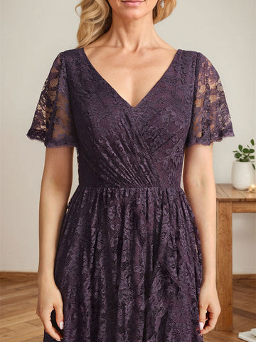 A-Linien-Kleid mit V-Ausschnitt, asymmetrischem Spitzenbesatz und Kaskadenrüschen für die Mutter der Braut 