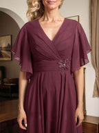 A-Linien-Chiffonkleid mit V-Ausschnitt, Teelänge und plissierter Perlenstickerei für die Mutter der Braut