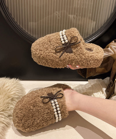 Zapatillas blancas de piel sintética con cuentas y diseño de uñas 