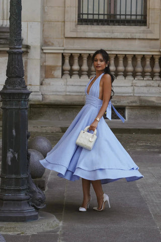 Amalfi Sky - Vestido midi de doble capa con cuello halter 