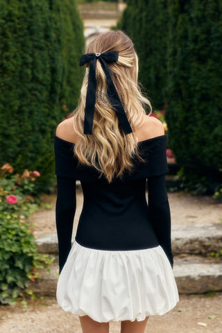 Langärmliges, schulterfreies Minikleid mit Puffärmeln 