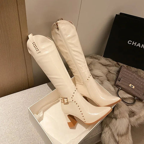 Botas vaqueras blancas con remaches y punta puntiaguda de piel sintética con cremallera lateral y tacones altos hasta la rodilla, zapatos de mujer de última moda para otoño e invierno. 