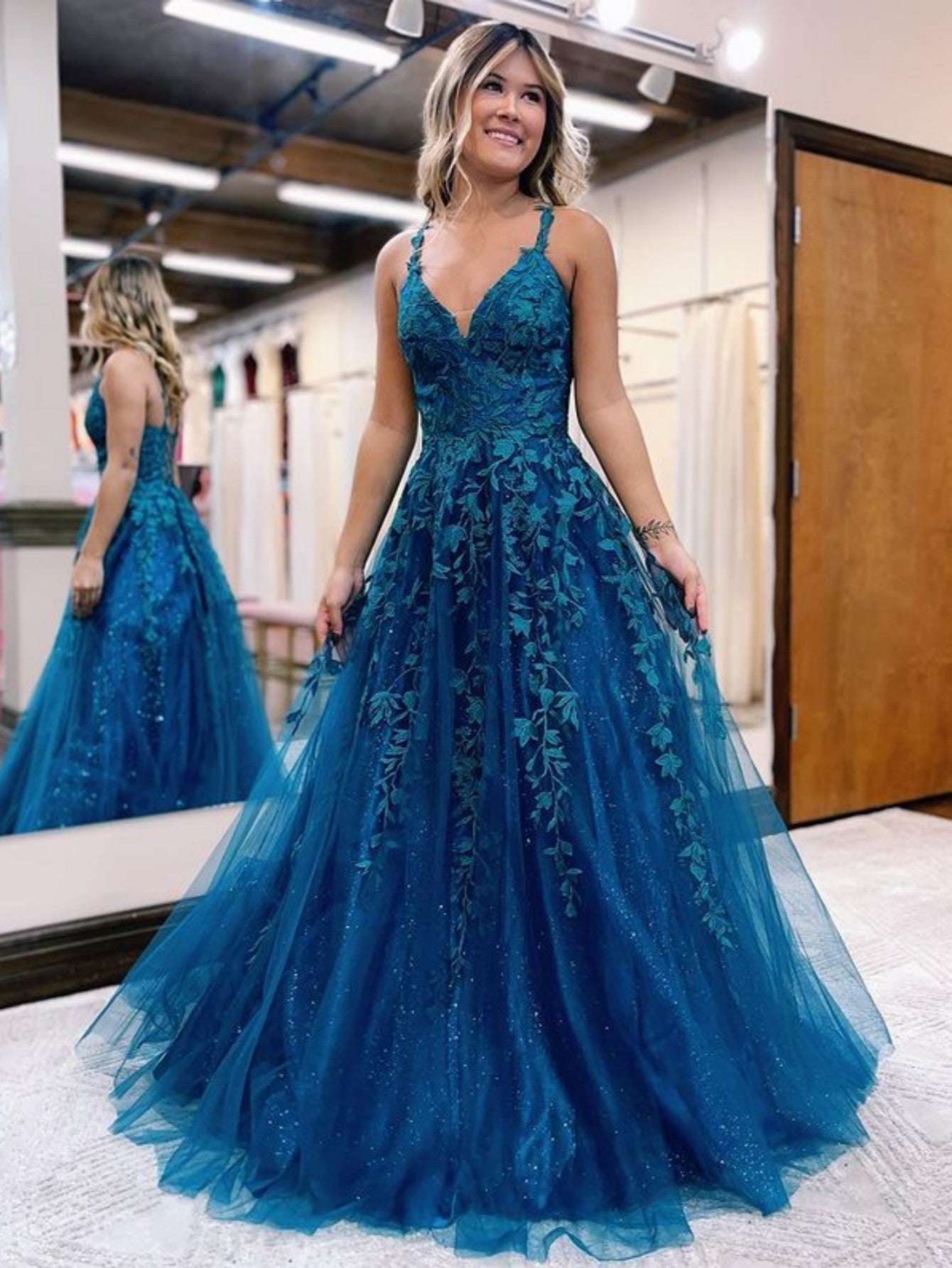 A-Linien-Abendkleid aus tintenblauem Glitzer-Tüll und Spitze