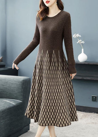 Schokoladenbraunes kariertes Strickpulloverkleid mit extra großem Saum und langen Ärmeln 