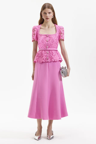 Midikleid aus Spitze mit eckigem Ausschnitt und Gürtel 