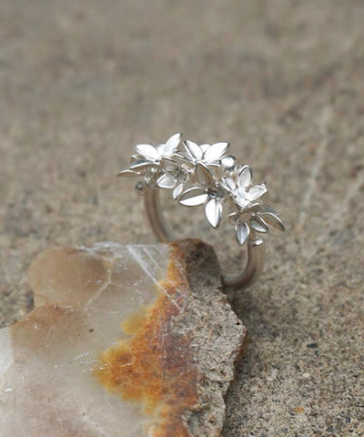 Stilvolle offene Ringe mit Blumenmuster aus weißer Legierung 