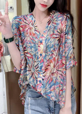 Camisa elegante con cuello en V azul y botones estampados, manga media 