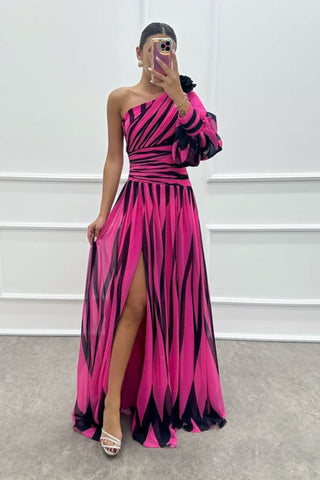 Vestido con diseño estampado de rosas y un solo hombro