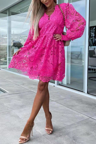 Vestido mini de lujo con mangas abullonadas, encaje de crochet floral y debut 