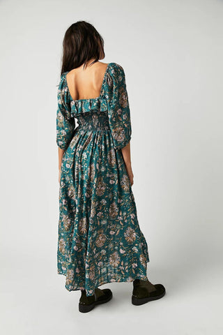 Vestido midi con volantes y corpiño fruncido con estampado de iris 