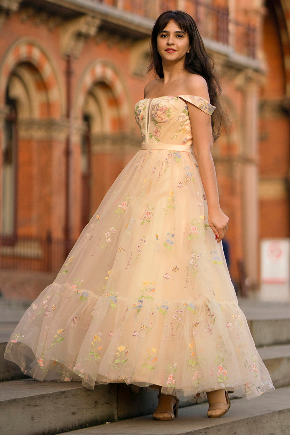 Langes, champagnerfarbenes Prinzessinnen-Abendkleid in A-Linie mit Herzausschnitt und Stickerei