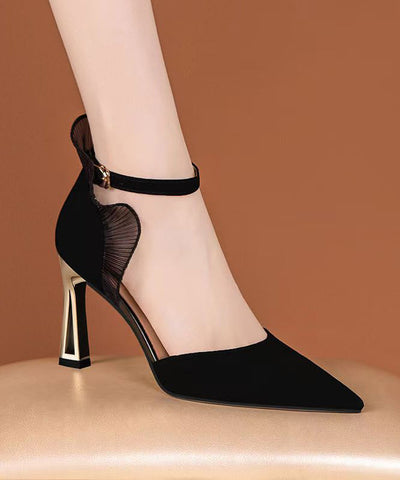Sandalias de tacón alto con volantes negros y punta puntiaguda de Boutique 