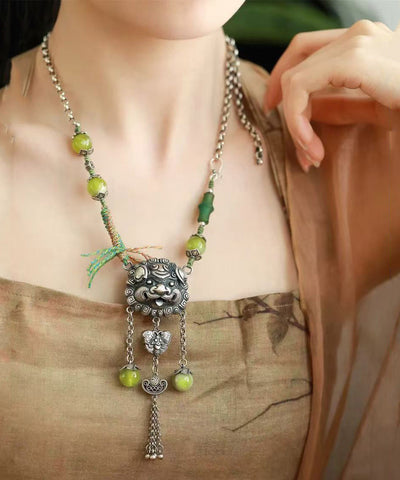 Collar vintage de plata de ley verde con borla de jade y lazo 