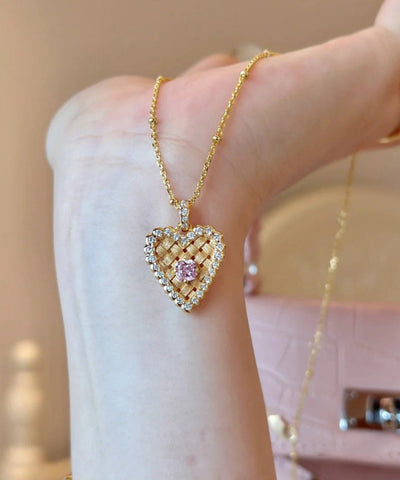 Moderne Halskette mit Anhänger aus vergoldetem Sterlingsilber mit Zirkonia-Drahtzeichnung und Liebesohr 