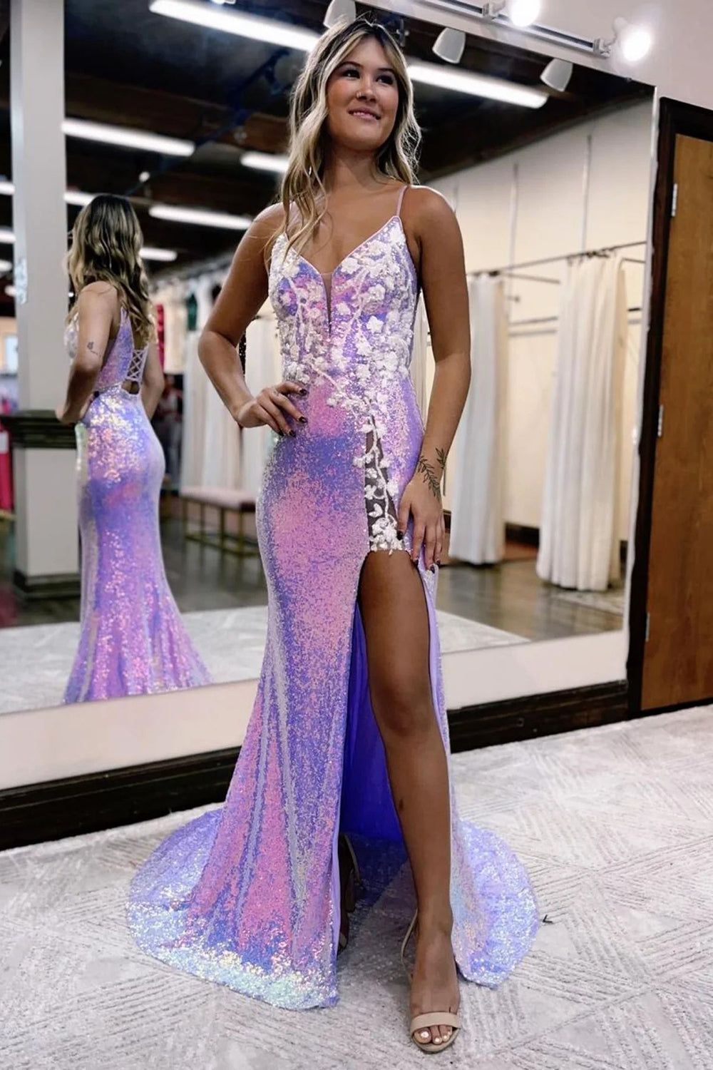 Meerjungfrauen-Abendkleid mit Spaghettiträgern, lila Pailletten und Schlitz vorne