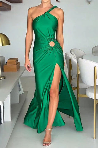 Vestido largo Ermia de satén con fruncido y un hombro con abertura y detalle de abertura 