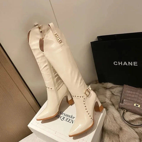 Botas vaqueras blancas con remaches y punta puntiaguda de piel sintética con cremallera lateral y tacones altos hasta la rodilla, zapatos de mujer de última moda para otoño e invierno. 