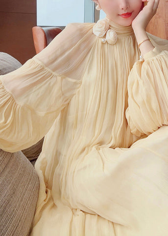 Vestido francés de seda con patchwork floral arrugado en amarillo claro para primavera 