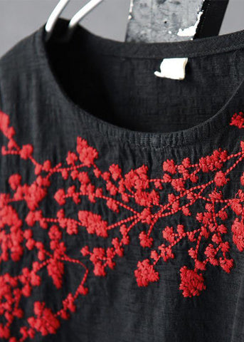 Camiseta de cuello redondo con bordado de flor de ciruelo de primavera 