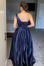 Vestido de fiesta largo color champán con corte A y un hombro al descubierto