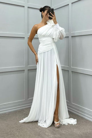 Abendkleid mit einem Ärmel und Schulterdetail