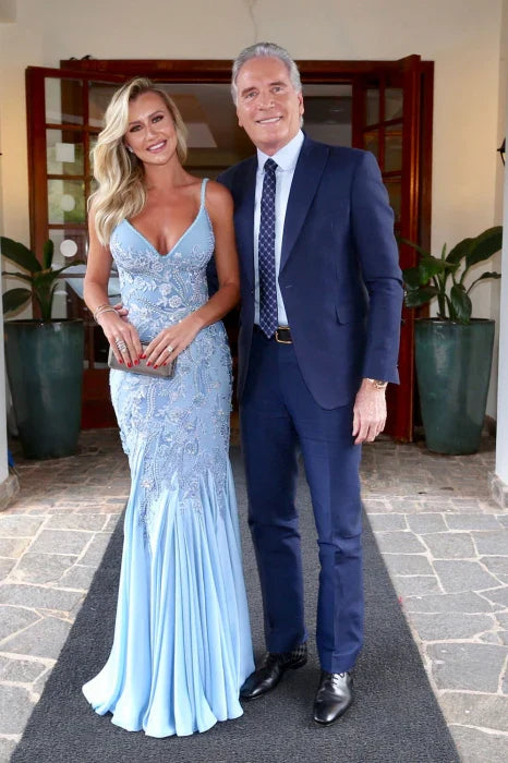 Vestidos de fiesta de satén suave pálido con apliques de cuentas y tirantes finos tipo sirena