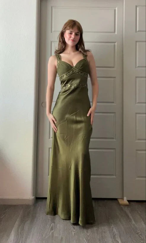 Elegante vestido largo de fiesta color oliva con cuentas y satén corte sirena