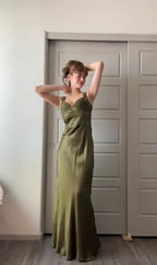 Elegante vestido largo de fiesta color oliva con cuentas y satén corte sirena