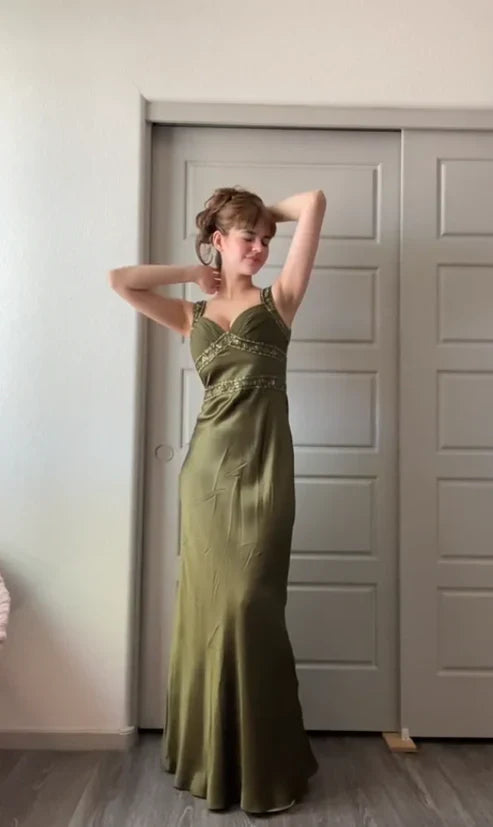 Elegante vestido largo de fiesta color oliva con cuentas y satén corte sirena